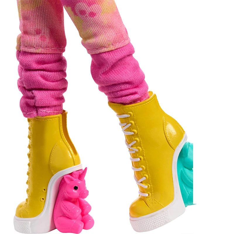 Nova boneca e acessórios Mattel
